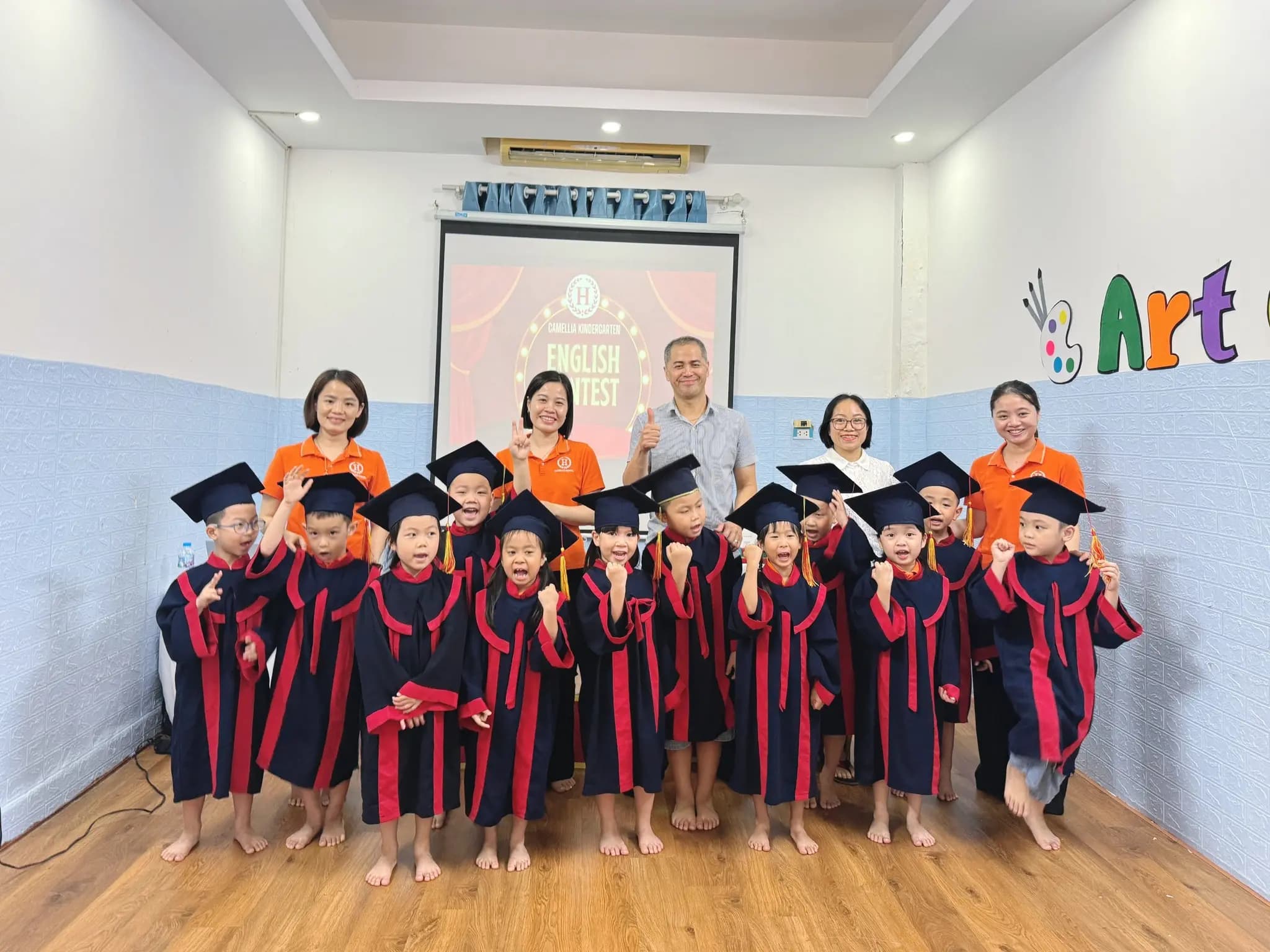 Bé đọc sách và giao tiếp trong lớp mầm non